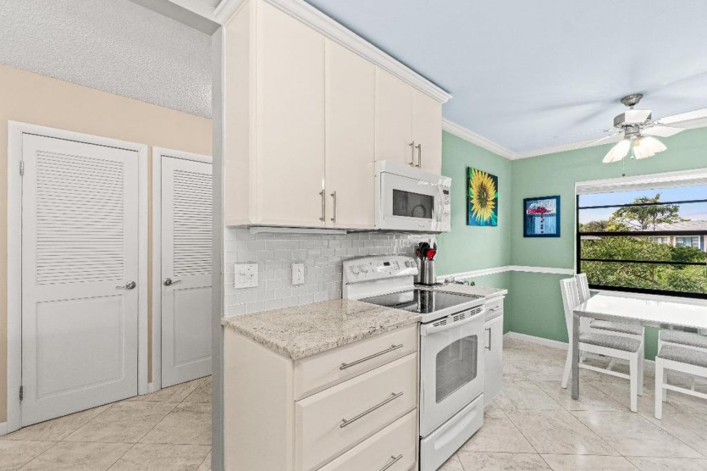 3 Stratford Drive E, Unit B, Boynton Beach, FL 33436 Photo