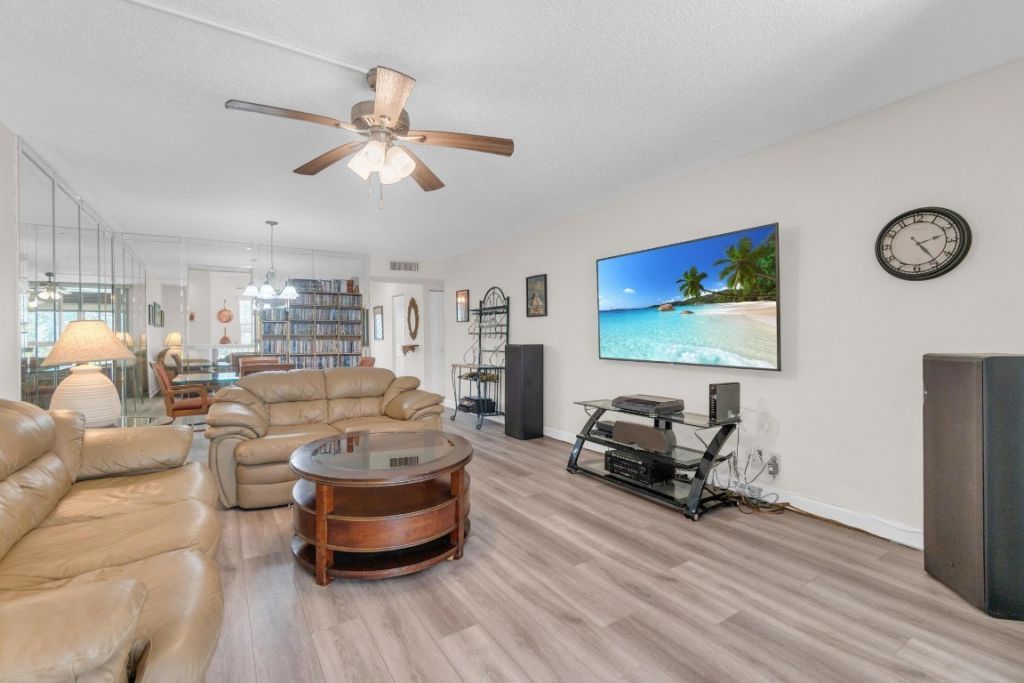 7340 Lake Circle Dr, Unit 301, Margate, FL 33063 Photo