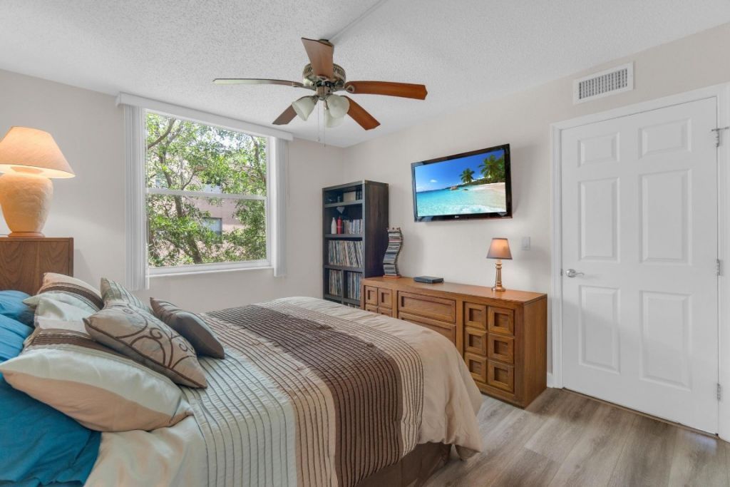 7340 Lake Circle Dr, Unit 301, Margate, FL 33063 Photo