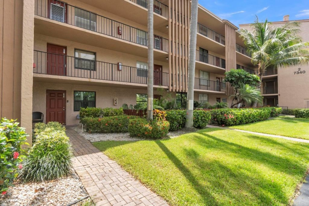 7340 Lake Circle Dr, Unit 301, Margate, FL 33063 Photo