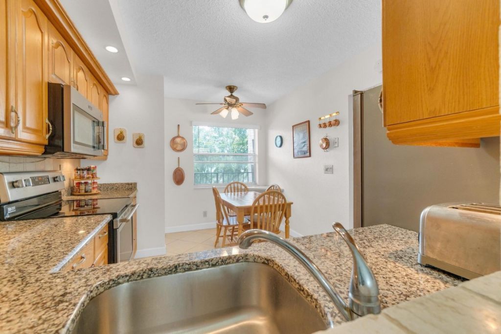 7340 Lake Circle Dr, Unit 301, Margate, FL 33063 Photo