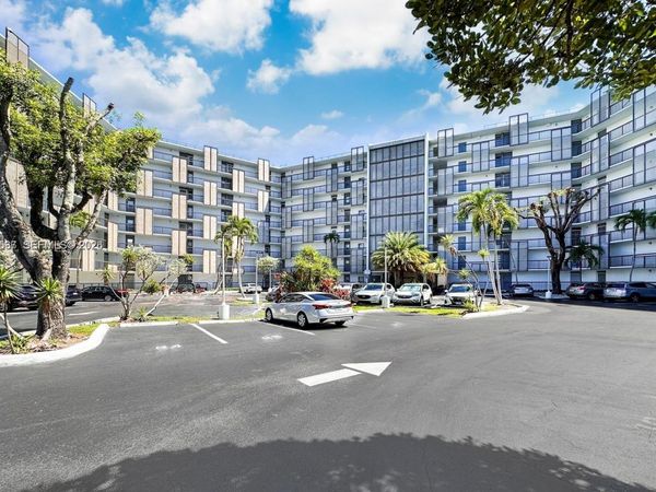 20500 W Country Club Dr, Unit 715, Aventura, FL 33180