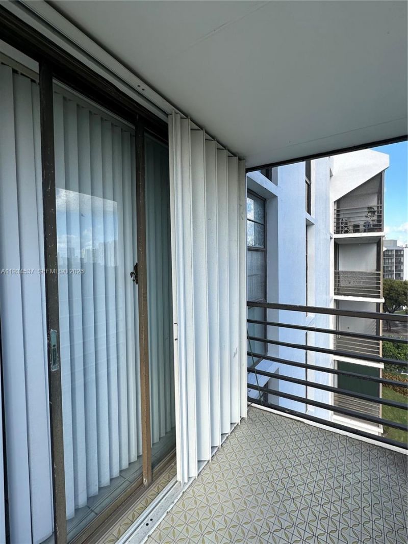 20500 W Country Club Dr, Unit 715, Aventura, FL 33180 Photo