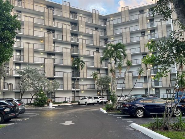 20500 W Country Club Dr, Unit 117, Aventura, FL 33180