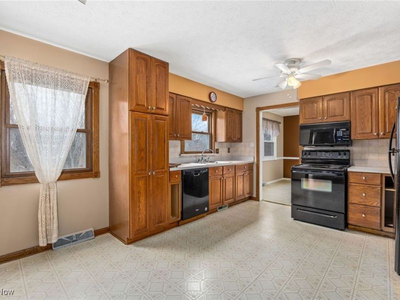 455 Barrenwood Drive, Wadsworth, OH 44281 Photo 10