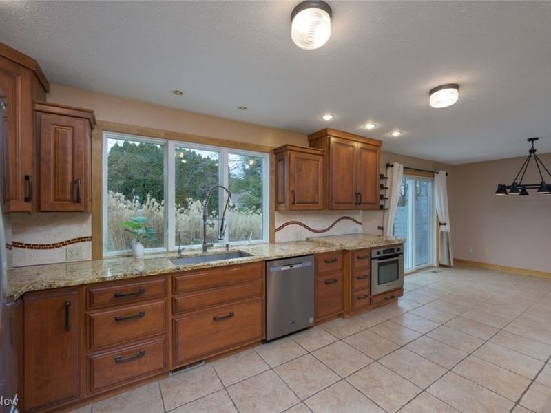 1426 Cherry Wood Circle, Wadsworth, OH 44281 Photo 12