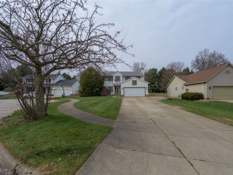 1426 Cherry Wood Circle, Wadsworth, OH 44281 Photo 2