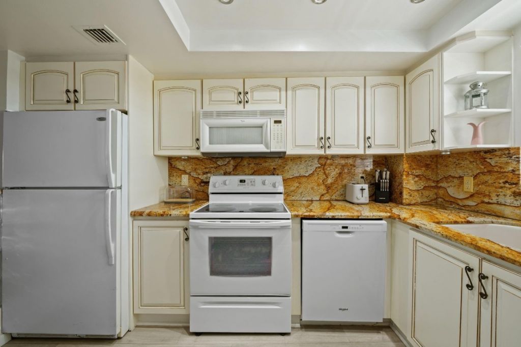 140 NE 28th Avenue, Unit 406, Pompano Beach, FL 33062 Photo