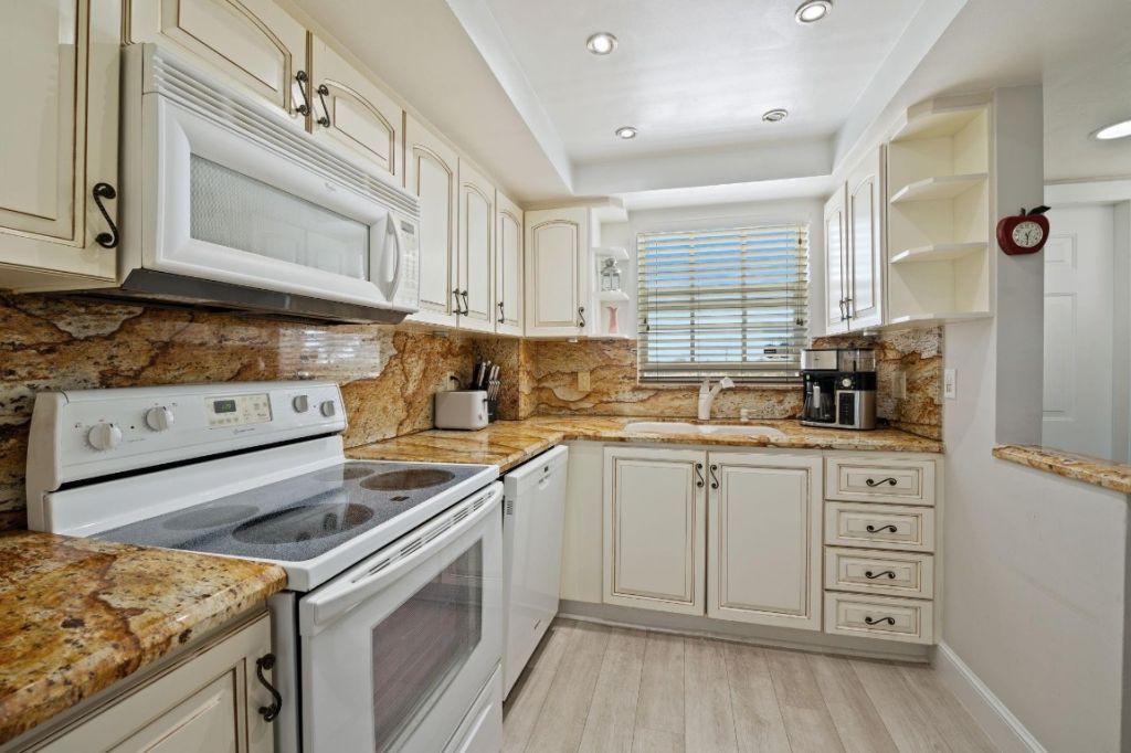 140 NE 28th Avenue, Unit 406, Pompano Beach, FL 33062 Photo