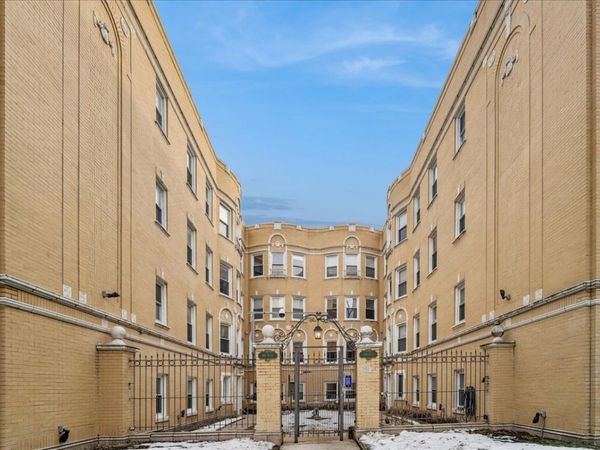 7411 N Hoyne Avenue, Unit 3, Chicago, IL 60645