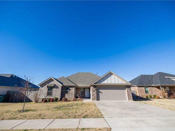 1011 Fair Oaks Street, Tontitown, AR 72762