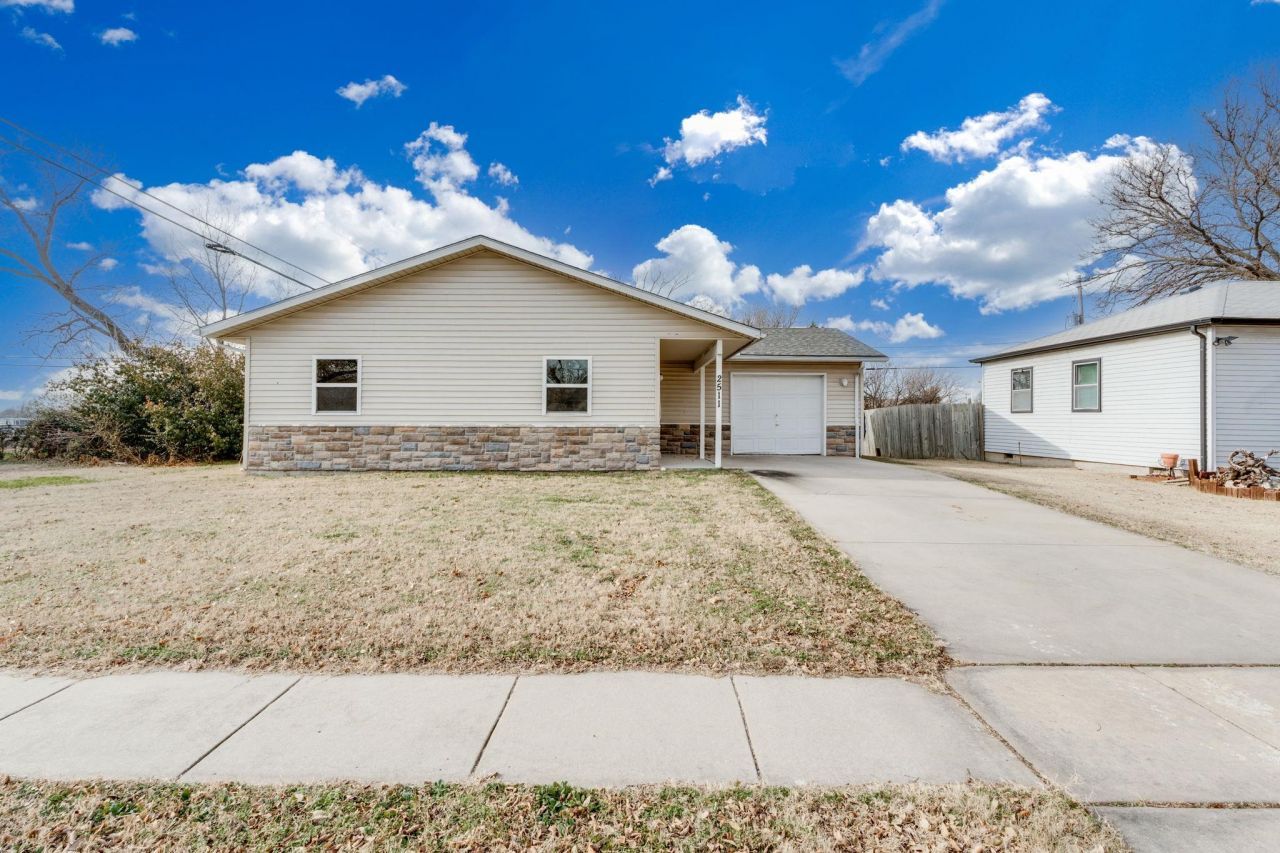 2511 N Chautauqua Ave, Wichita, KS 67219 Main Photo