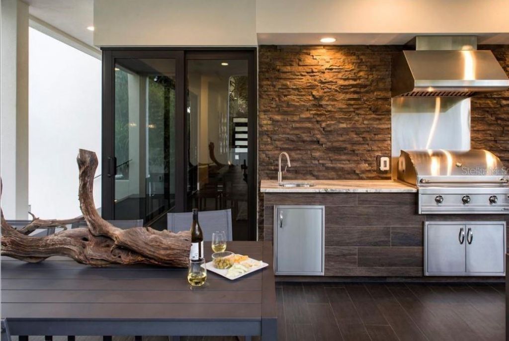 356 Bayview Drive Ne, Saint Petersburg, FL 33704 Photo