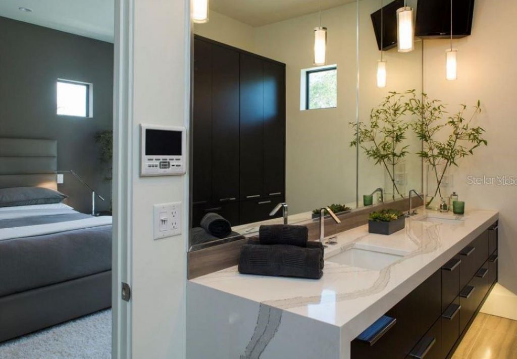 356 Bayview Drive Ne, Saint Petersburg, FL 33704 Photo