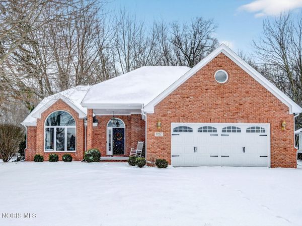 807 Saint Annes Drive, Holland, OH 43528