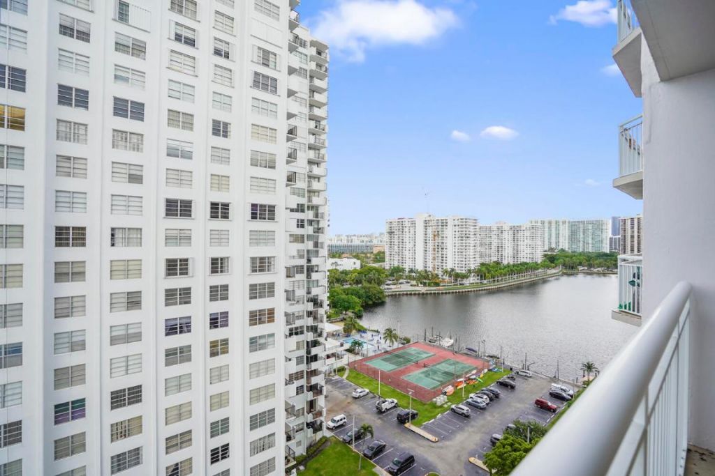 18051 Biscayne Boulevard, Unit 1504, Aventura, FL 33160 Photo