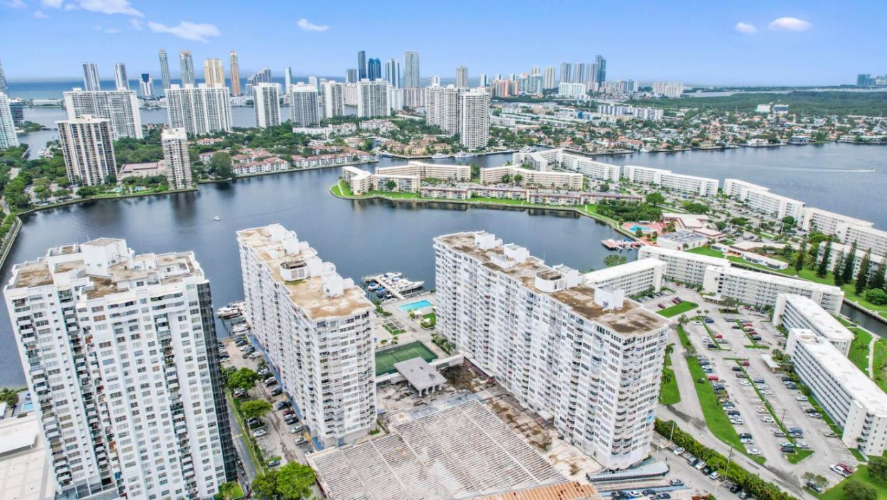18051 Biscayne Boulevard, Unit 1504, Aventura, FL 33160 Photo