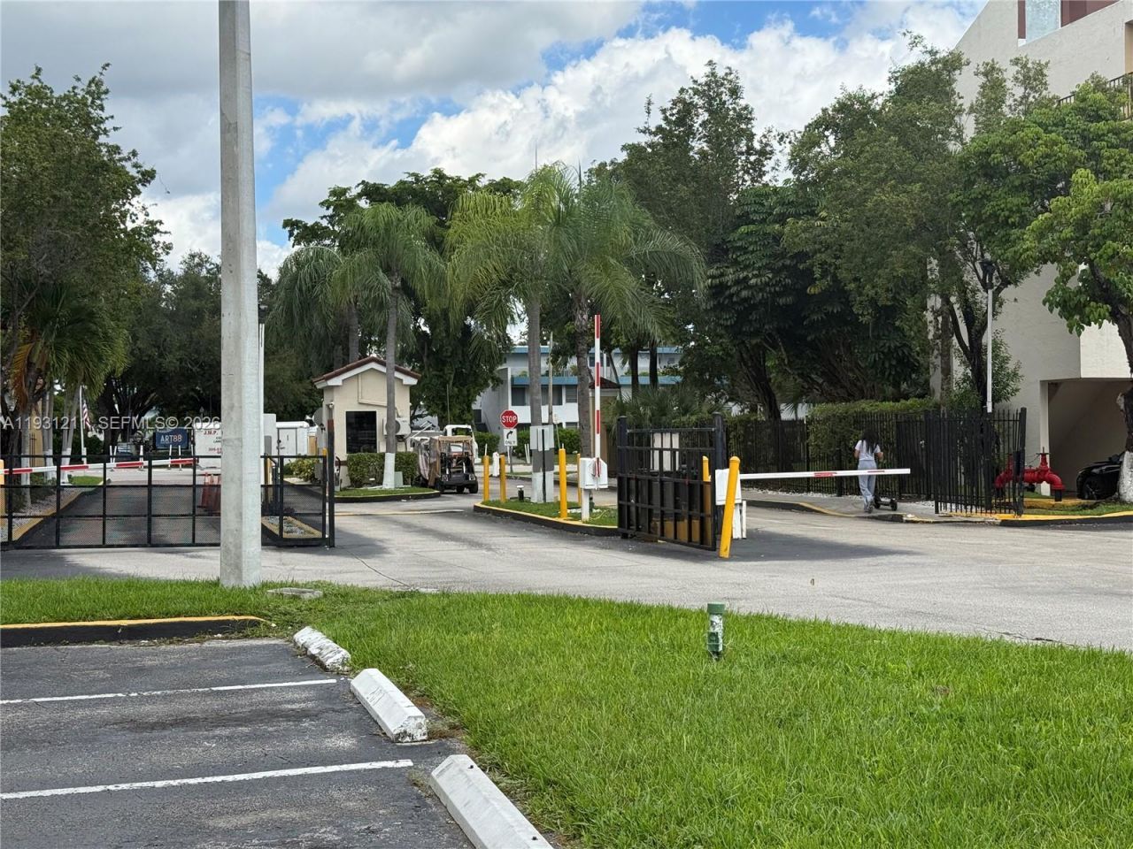 8860 Fontainebleau Blvd, Unit 305, Miami, FL 33172 Photo