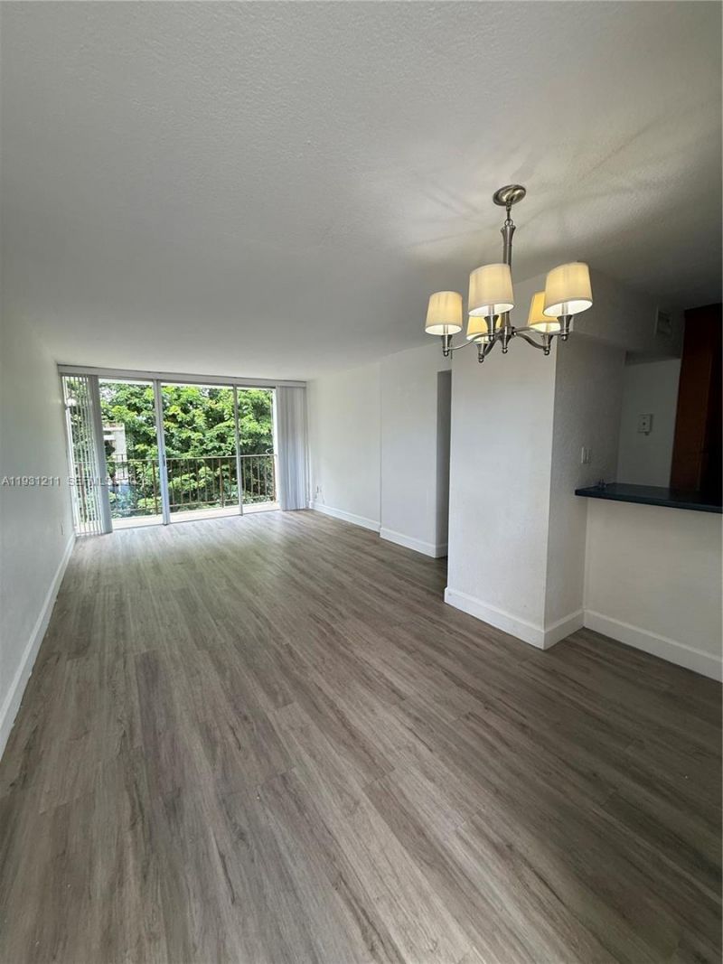 8860 Fontainebleau Blvd, Unit 305, Miami, FL 33172 Photo