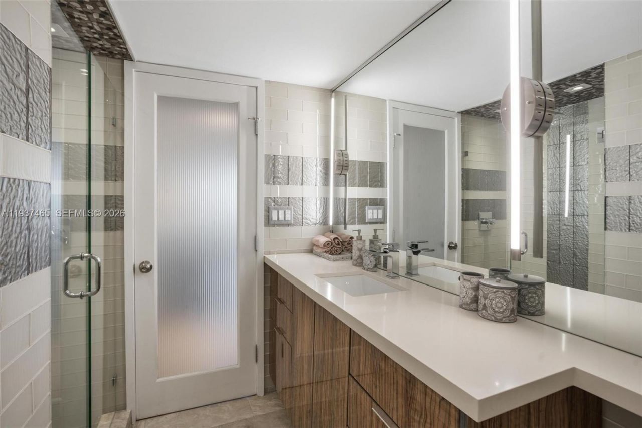 5225 Collins Ave , Unit 1221, Miami Beach, FL 33140 Photo