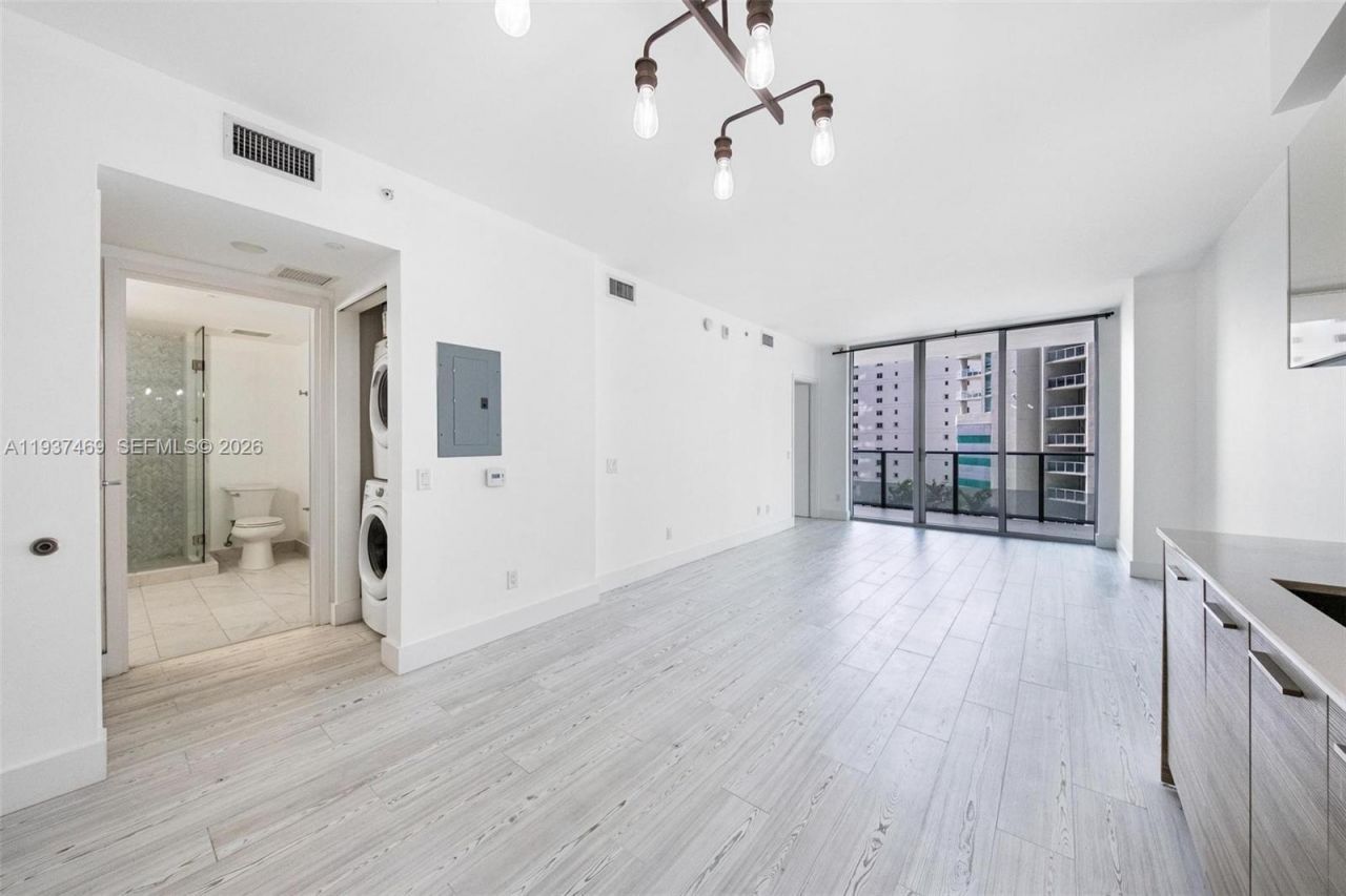 1300 Brickell Bay Dr , Unit 704, Miami, FL 33131 Photo