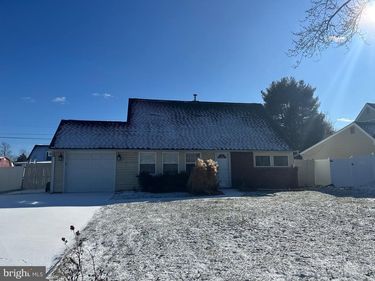 18 VICTORIA LANE, LEVITTOWN, PA 19054