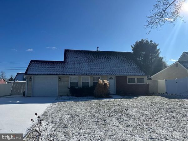 18 VICTORIA LANE, LEVITTOWN, PA 19054