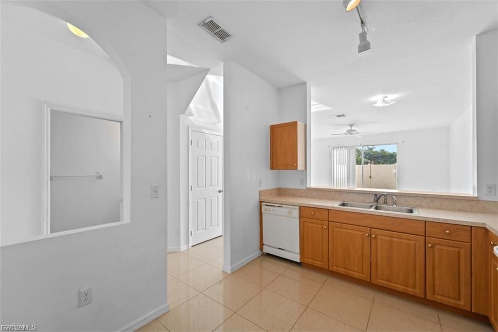 3637 Pine Oak Cir, Unit 105, Fort Myers, FL 33916 Photo