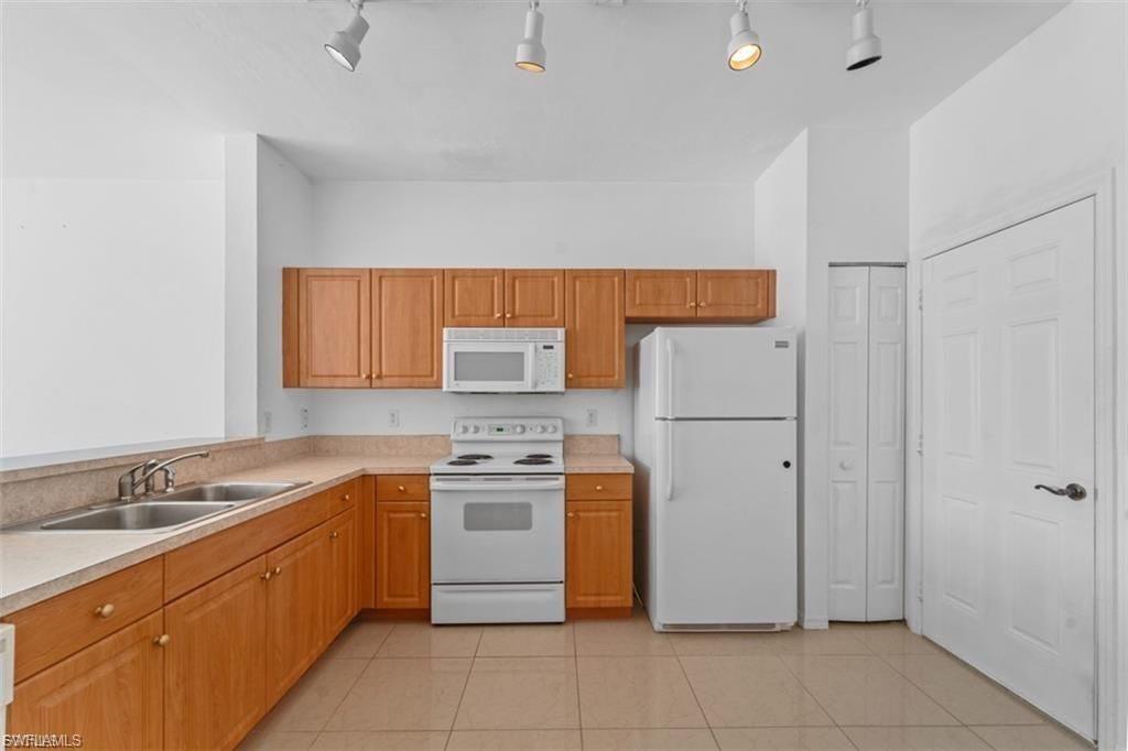 3637 Pine Oak Cir, Unit 105, Fort Myers, FL 33916 Photo