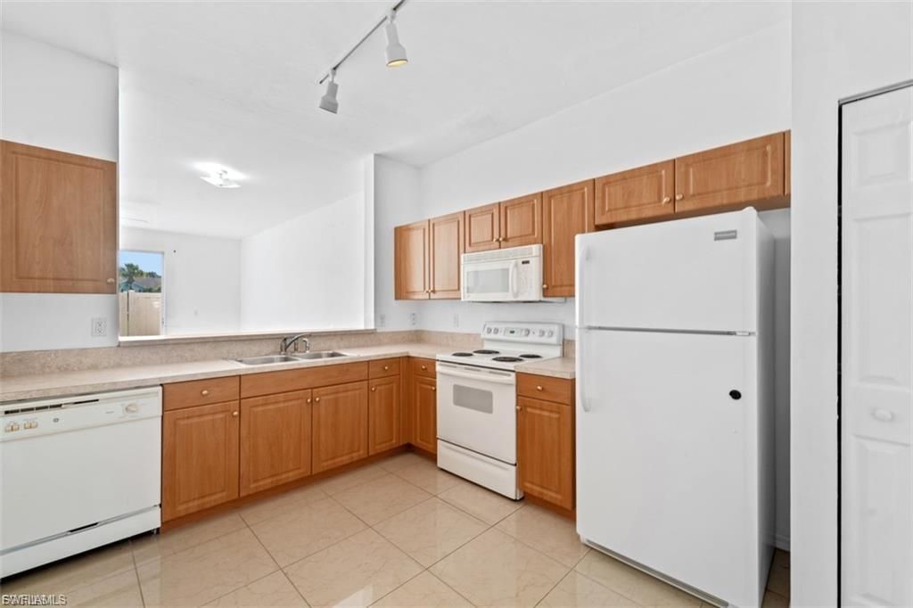 3637 Pine Oak Cir, Unit 105, Fort Myers, FL 33916 Photo