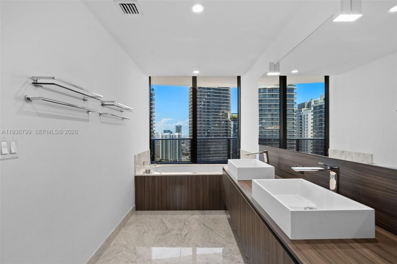 1000 Brickell Plz, Unit 4212, Miami, FL 33131 Photo