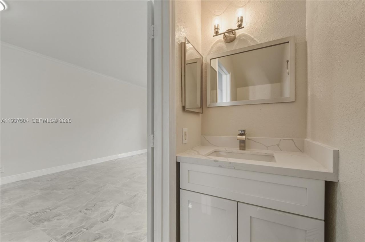 810 NE 212th Ter, Unit 5, Miami, FL 33179 Photo