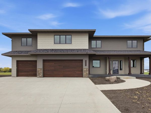6490 Selkirk Drive S, Fargo, ND 58104