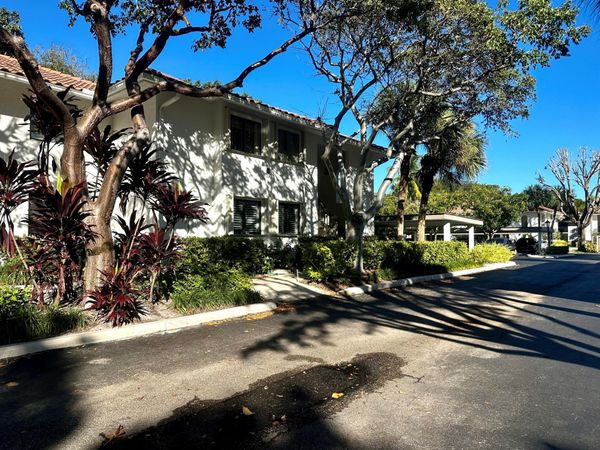 25 Pelican Pointe Drive, Unit 201, Delray Beach, FL 33483