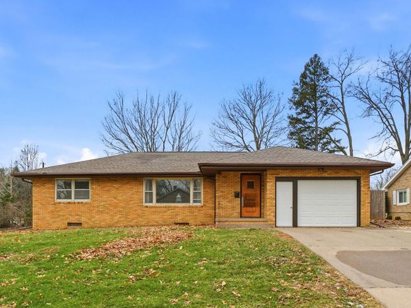 2000 CIRCLE DR, Muscatine, IA 52761