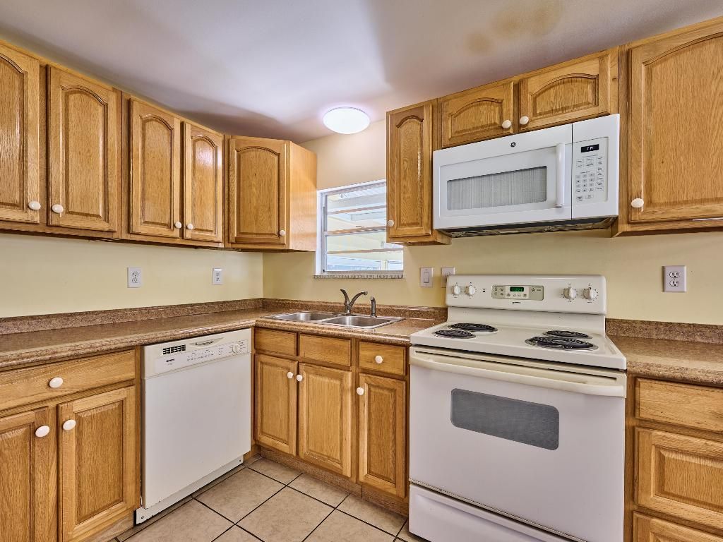 8217 SE Swan Avenue, Hobe Sound, FL 33455 Photo