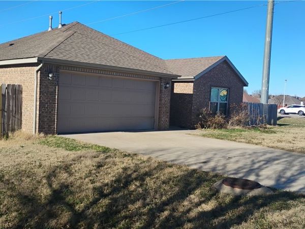 100 Willow Drive , Centerton, AR 72719