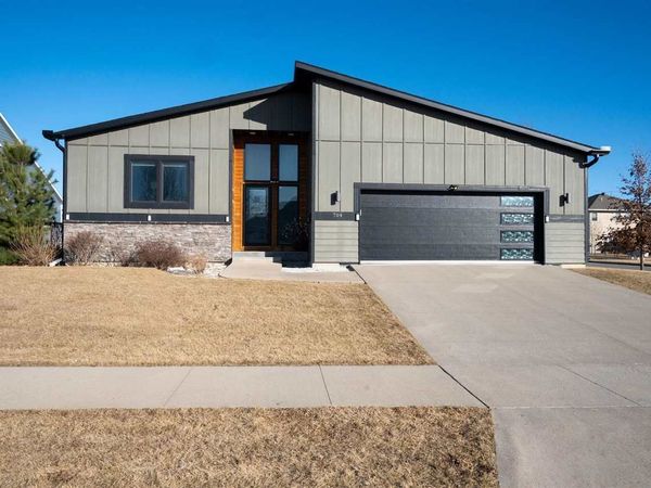 704 American Pharaoh Dr, Iowa City, IA 52240