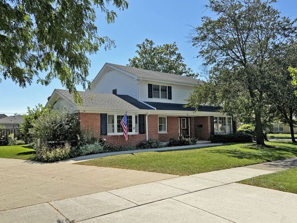 2405 E Miner Street, Arlington Heights, IL 60004