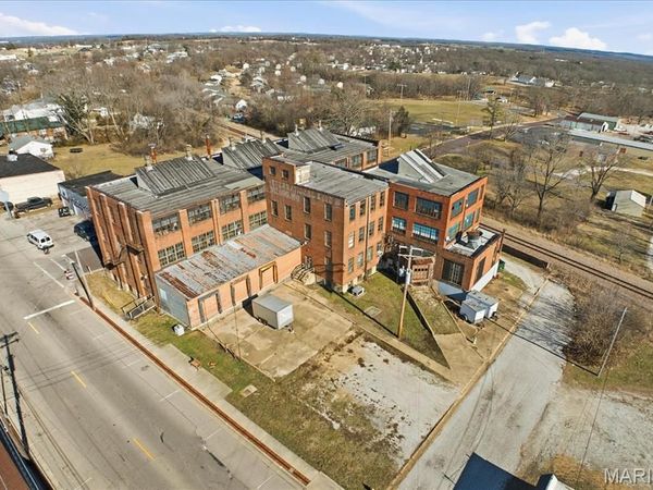 160 N Main Street, St Clair, MO 63077