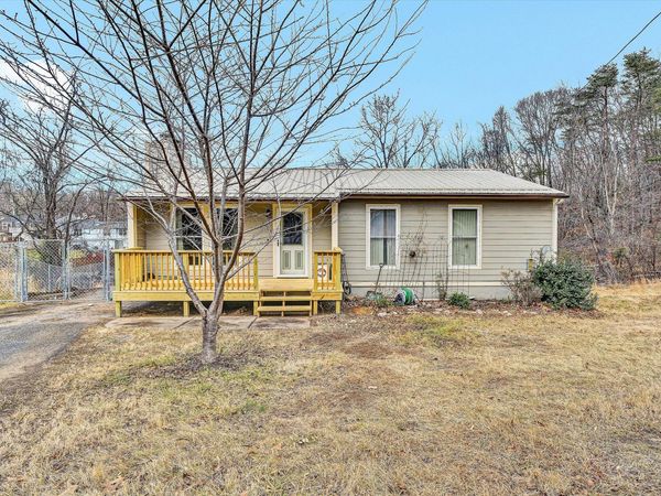 4064 CRAWFORD RD, Roanoke, VA 24018