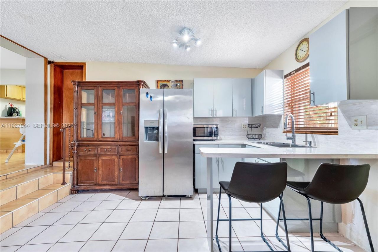 5015 E Palm Ct, Hialeah, FL 33013 Photo