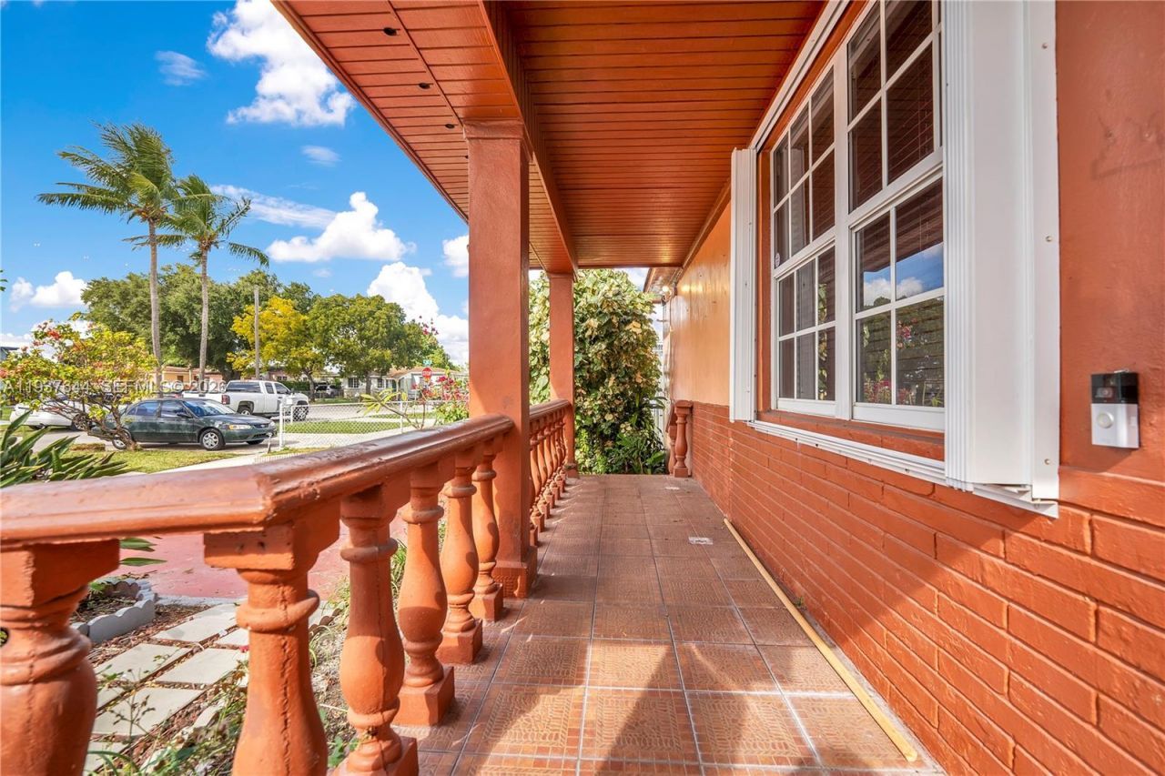 5015 E Palm Ct, Hialeah, FL 33013 Photo