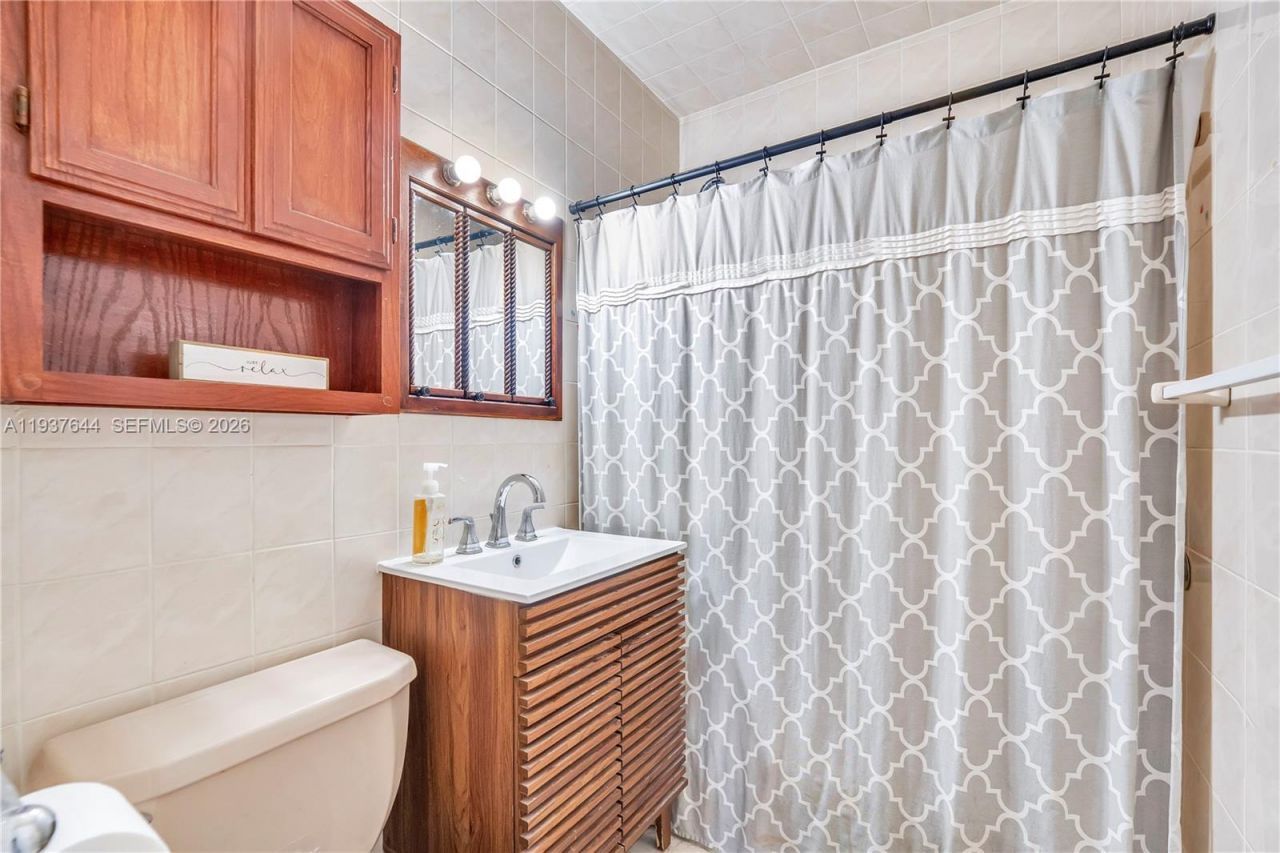 5015 E Palm Ct, Hialeah, FL 33013 Photo