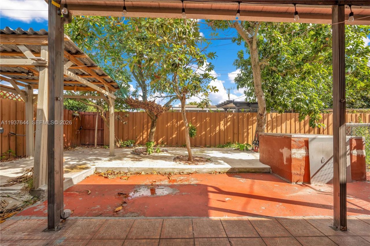 5015 E Palm Ct, Hialeah, FL 33013 Photo