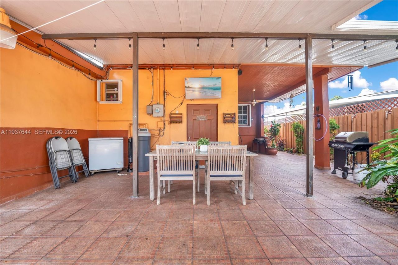 5015 E Palm Ct, Hialeah, FL 33013 Photo