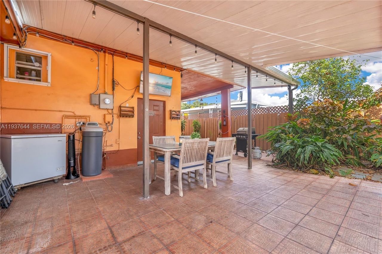 5015 E Palm Ct, Hialeah, FL 33013 Photo