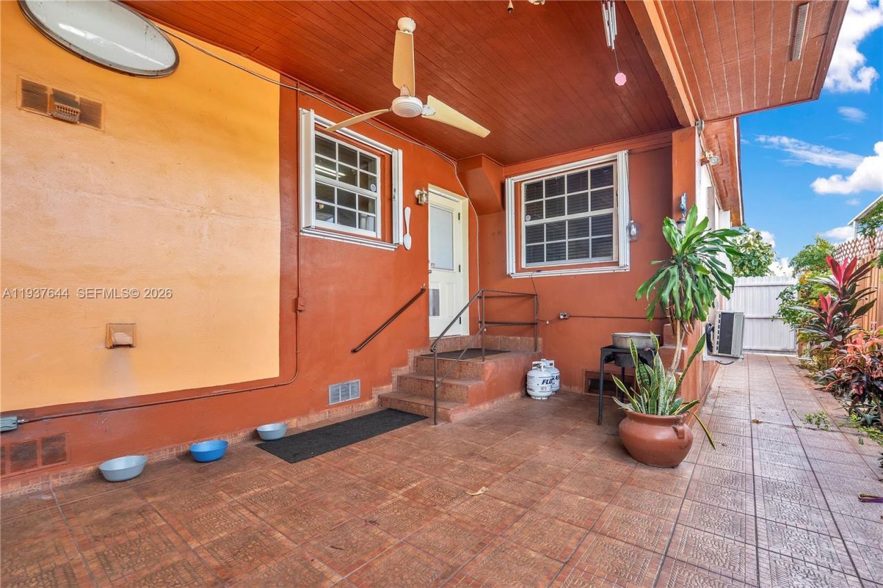 5015 E Palm Ct, Hialeah, FL 33013 Photo