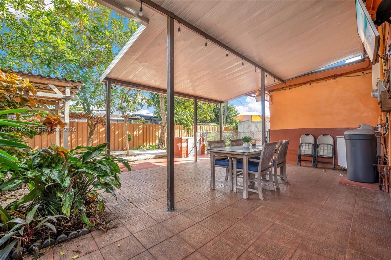 5015 E Palm Ct, Hialeah, FL 33013 Photo