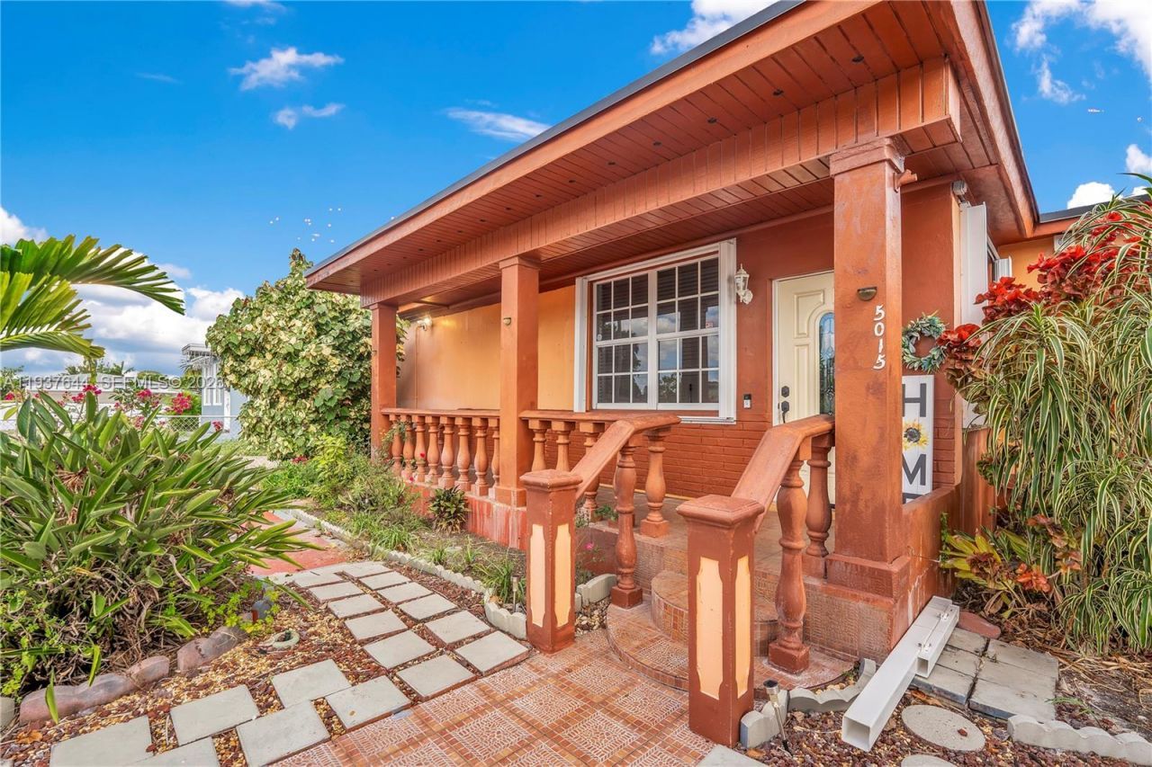 5015 E Palm Ct, Hialeah, FL 33013 Photo